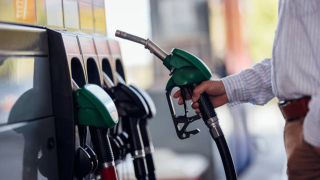 Prețuri mai mari la pompă. Cât vor costa carburanții auto în acest weekend

