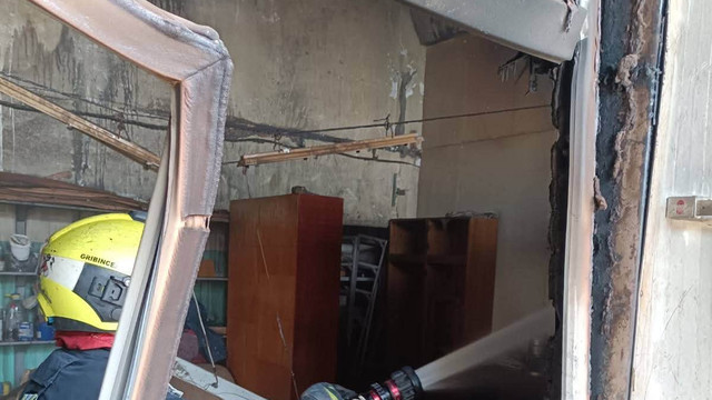 Incendiu la o secție de restaurare a ușilor din Chișinău. Un angajat, transportat la spital (FOTO)

