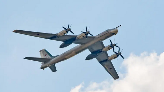 Prima imagine după ce ucrainenii au spus că au distrus un bombardier strategic rusesc. Ce spun experții

