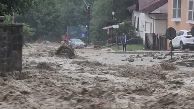 Viitură puternică în stațiunea Bușteni din România: mașini luate de apă și trafic blocat. Cod roșu de vijelie în București și Ilfov (VIDEO)