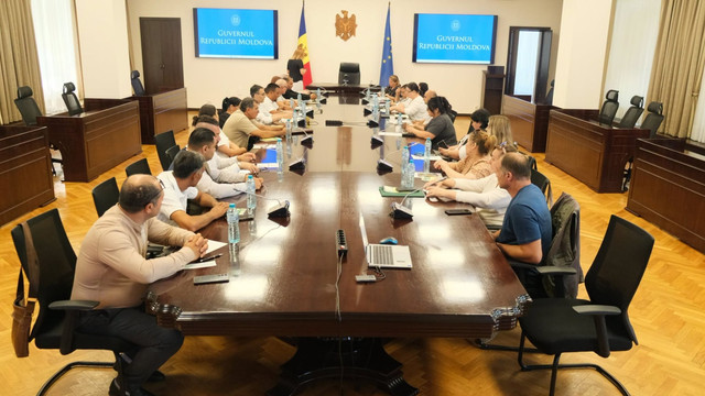 Mai mult sprijin pentru comunitățile rome: autoritățile discută măsuri pentru incluziune educațională și socială

