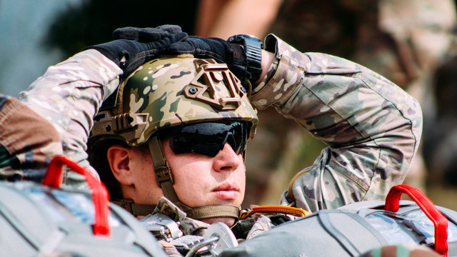 Exerciții de parașutare la Bălți. Militarii Armatei Naționale efectuează salturi de la diferite înălțimi