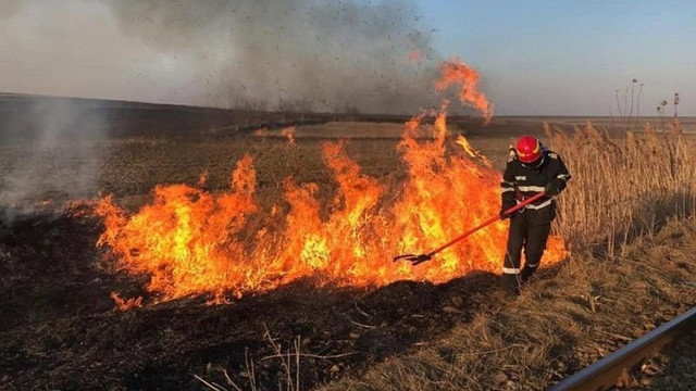 Cod galben de pericol excepțional de incendiu. Specialiștii îndeamnă cetățenii să nu aprindă focul în păduri sau pe câmpuri cu vegetație uscată