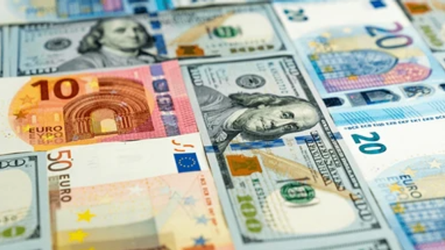 Euro și dolarul cresc la început de săptămână. Cursul valutar afișat de BNM

